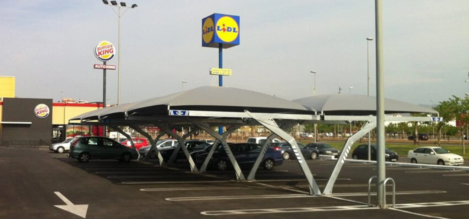 cubiertas-modulares-y-paneles-fotovoltaicos-en-parking